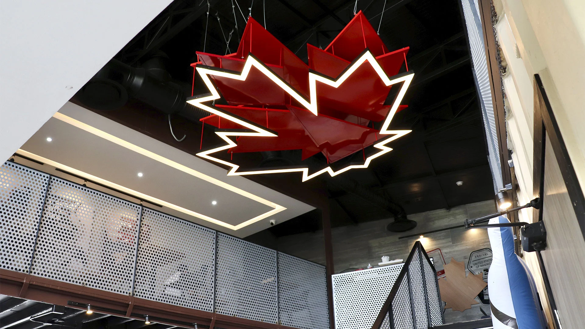 Construcción y diseño modular con contenedores marítimos comercial restaurante, Oscon Monterrey México Tim Hortons Rinconada